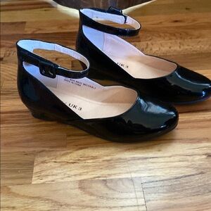 Black patent velcro strap Maryjane’s